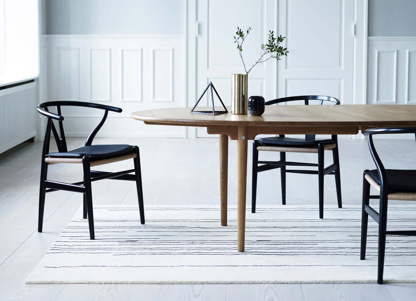 Carl Hansen & Søn CH24 Wishbone musta pyökki/luonnonväri