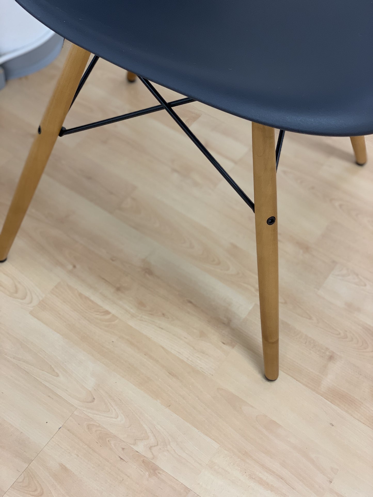 Vitra Eames DSW tuoli musta/vaahtera (Myymälamalli)