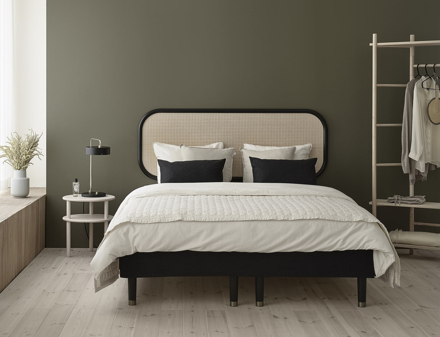 Matri Lempi sängynpääty musta