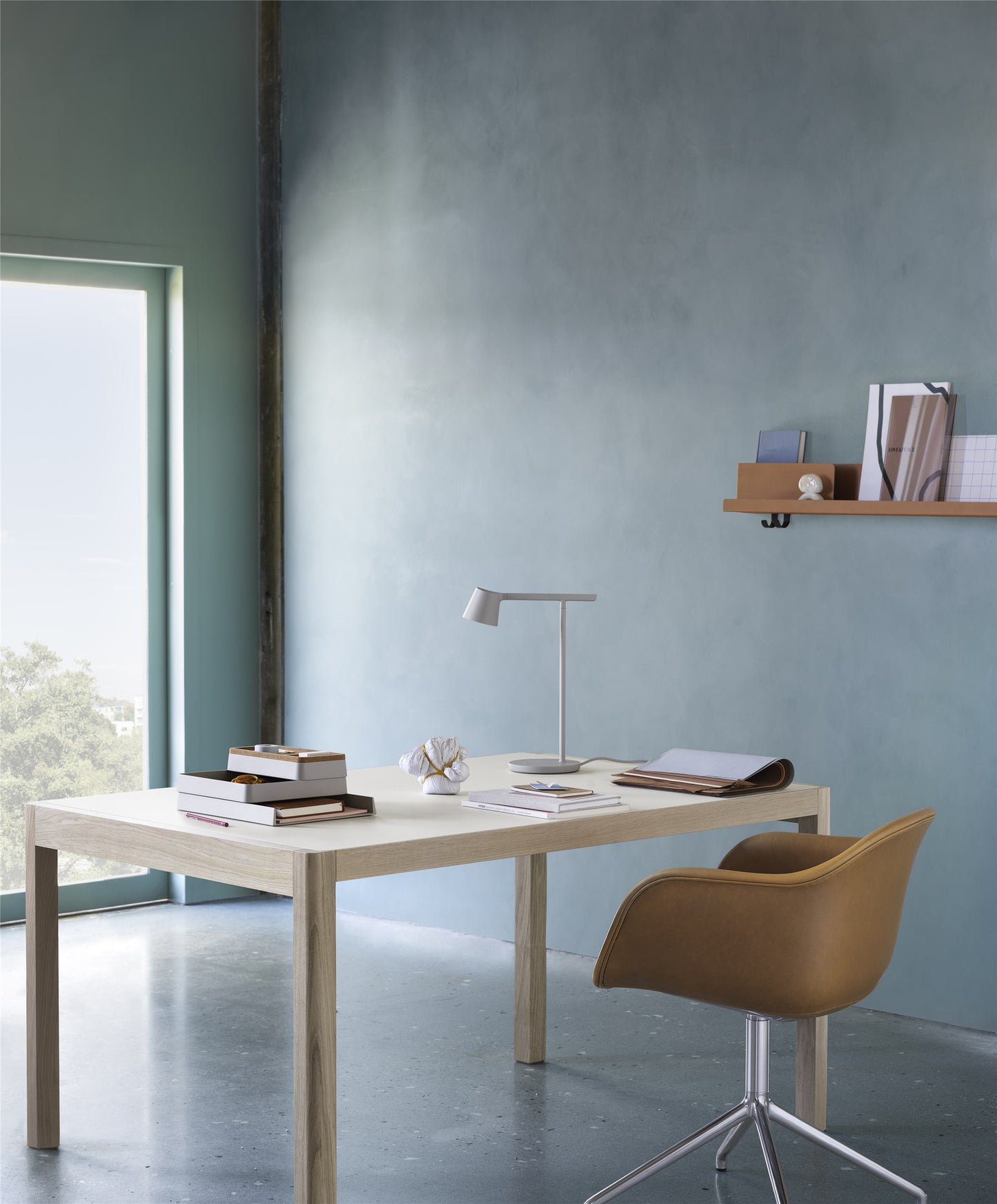 Muuto Tip pöytävalaisin harmaa