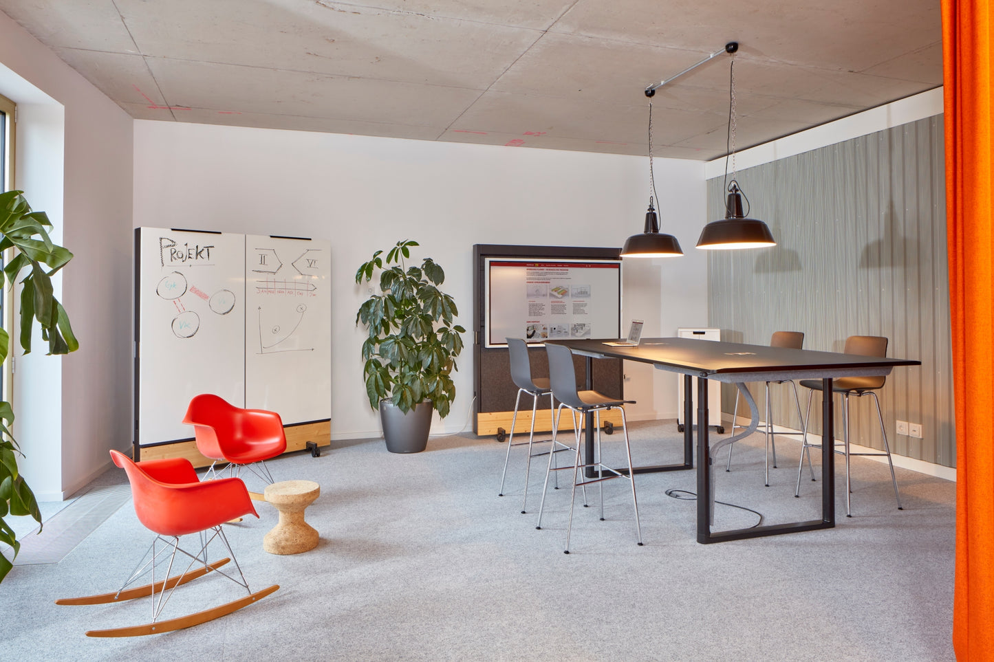 Vitra Eames RAR keinutuoli punainen/vaahtera