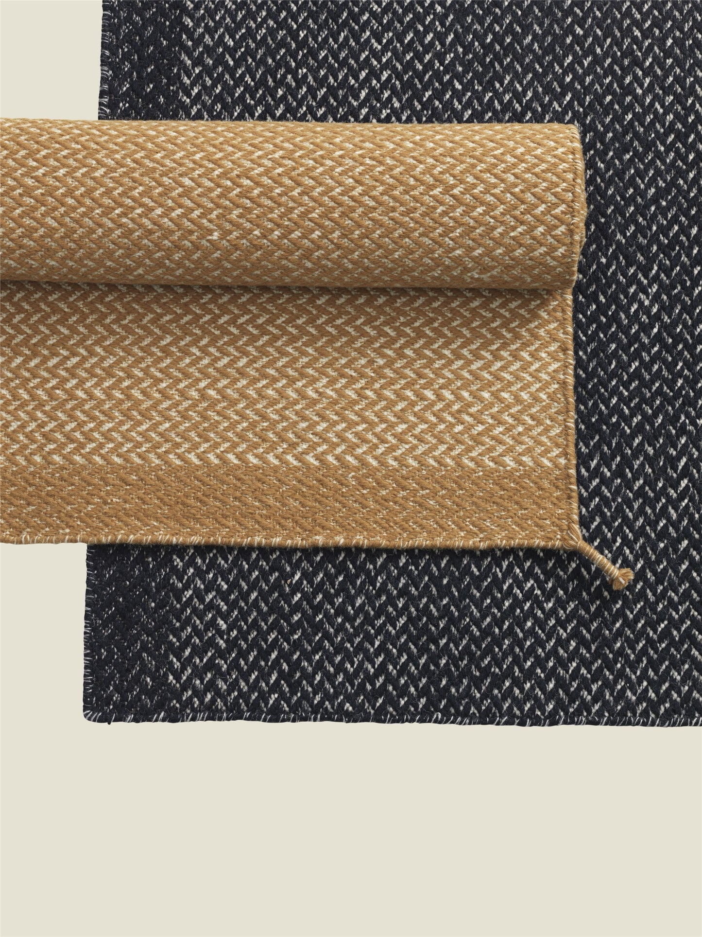Muuto Ply matto 80x200 tummansininen