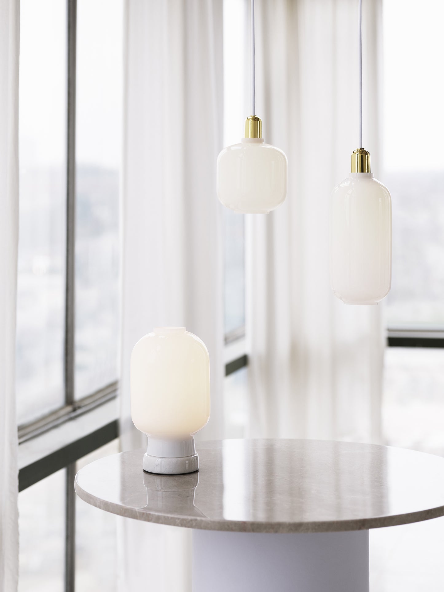 Normann Copenhagen Amp valaisin pieni messinki-valkoinen
