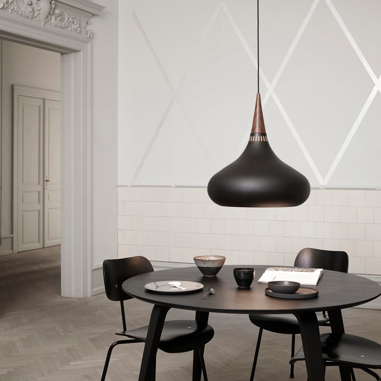 Fritz Hansen Orient P2 valaisin musta