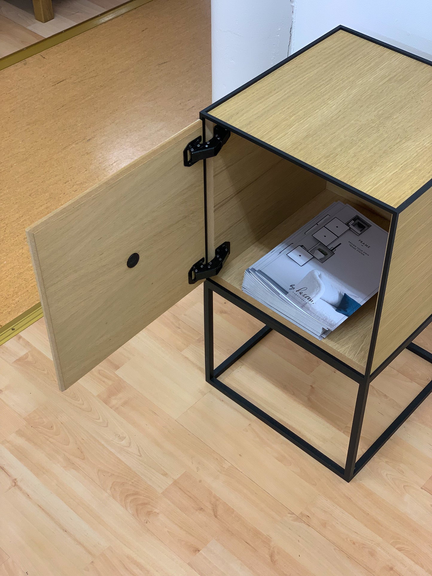 By Lassen Frame 35 moduuli ovella+jalusta tammi/musta (Myymälämalli)