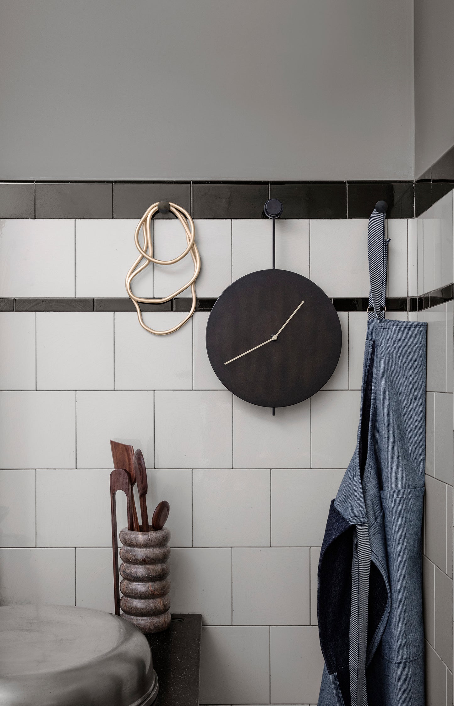 Ferm Living Trace seinäkello musta/messinki