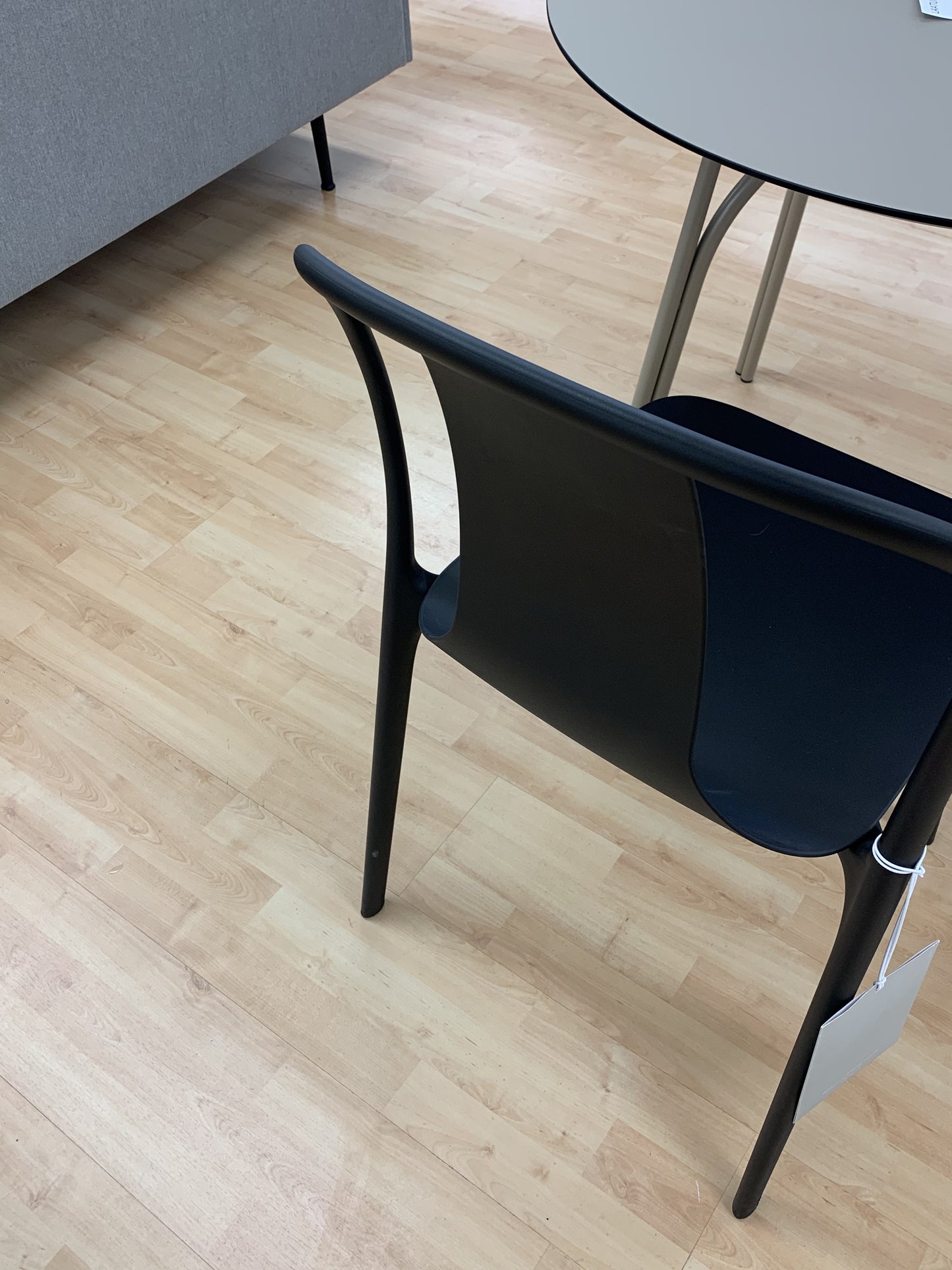 Vitra Belleville tuoli musta muovi (Myymälämalli)