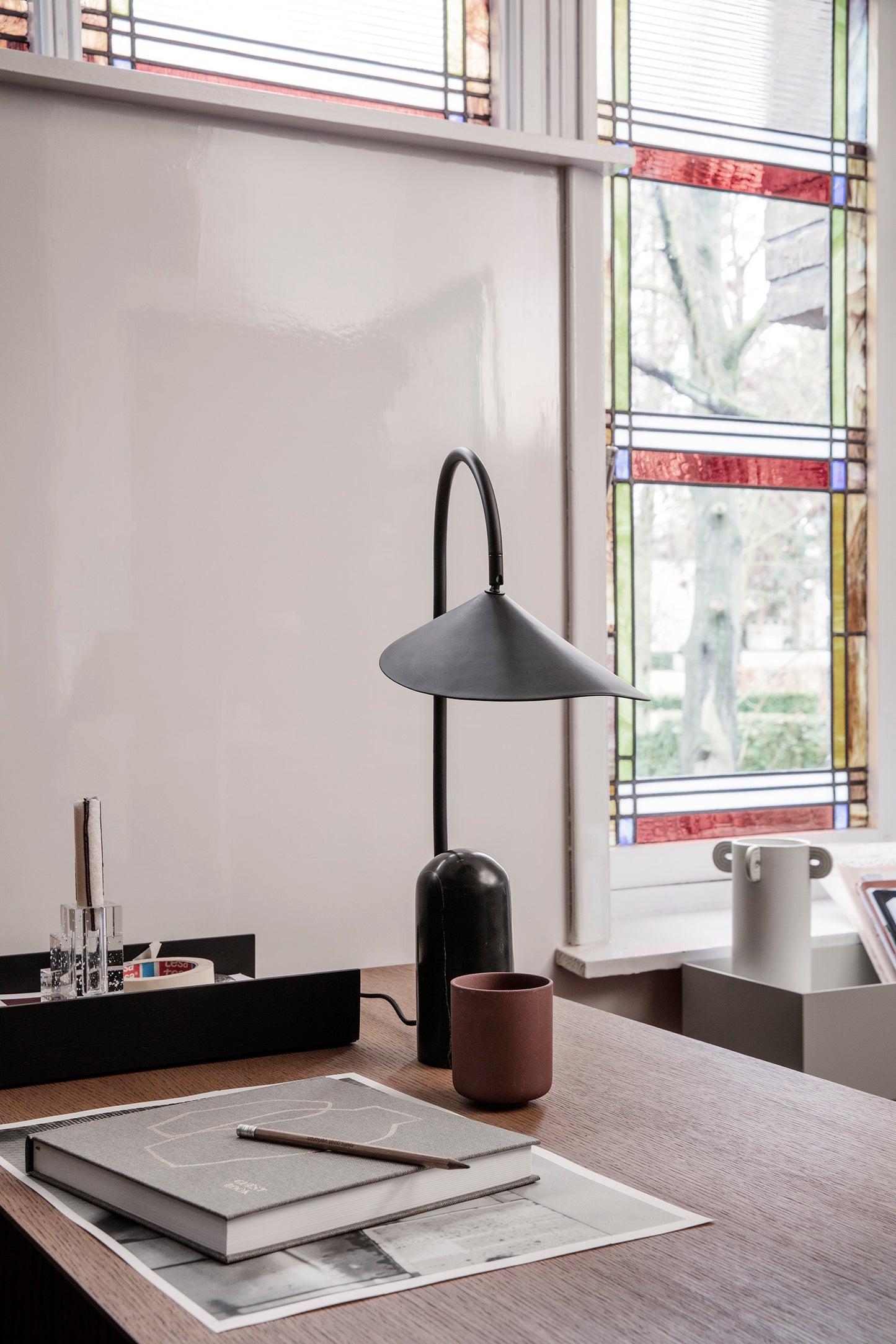Ferm Living Arum pöytävalaisin musta