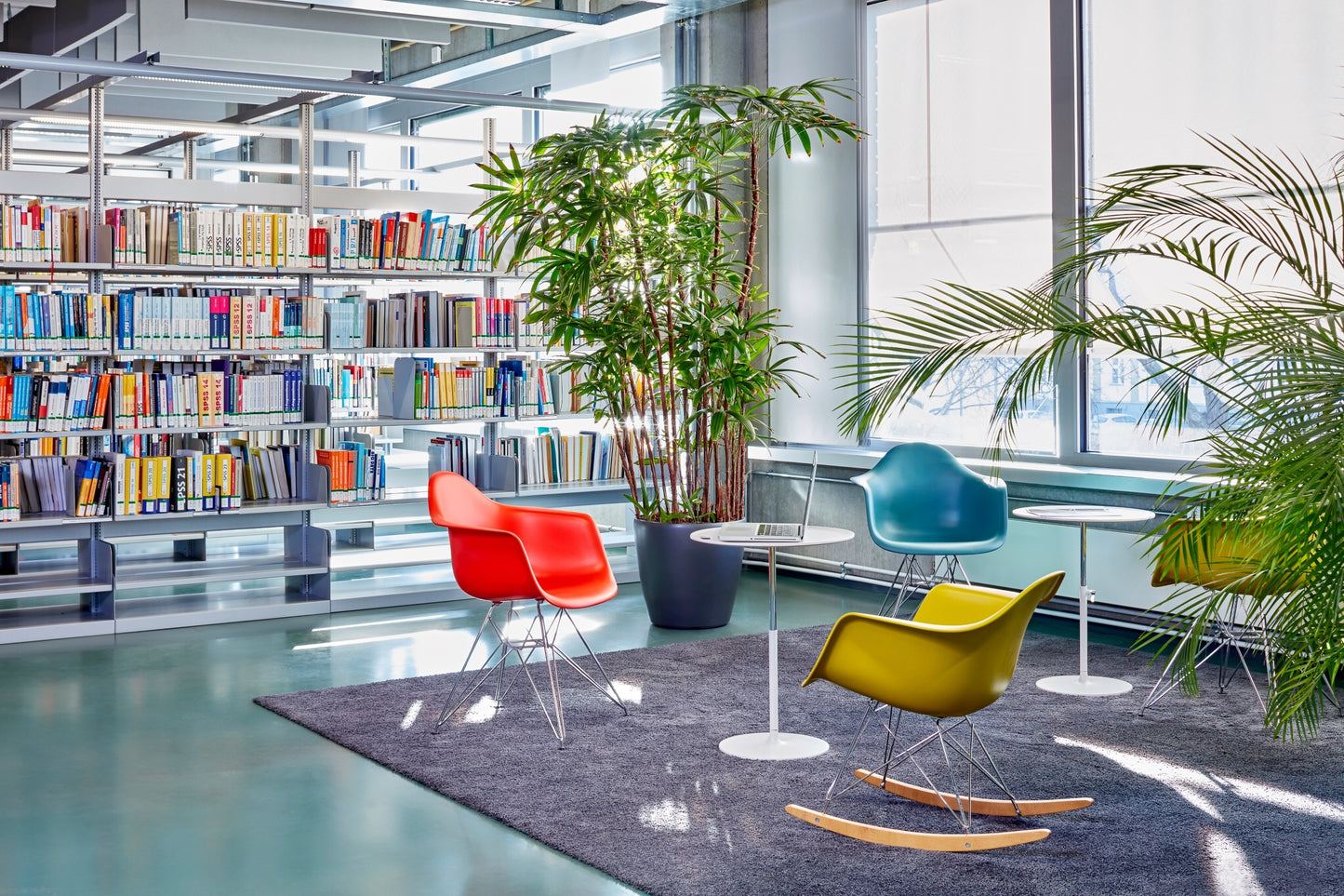 Vitra Eames RAR keinutuoli keltainen/vaahtera