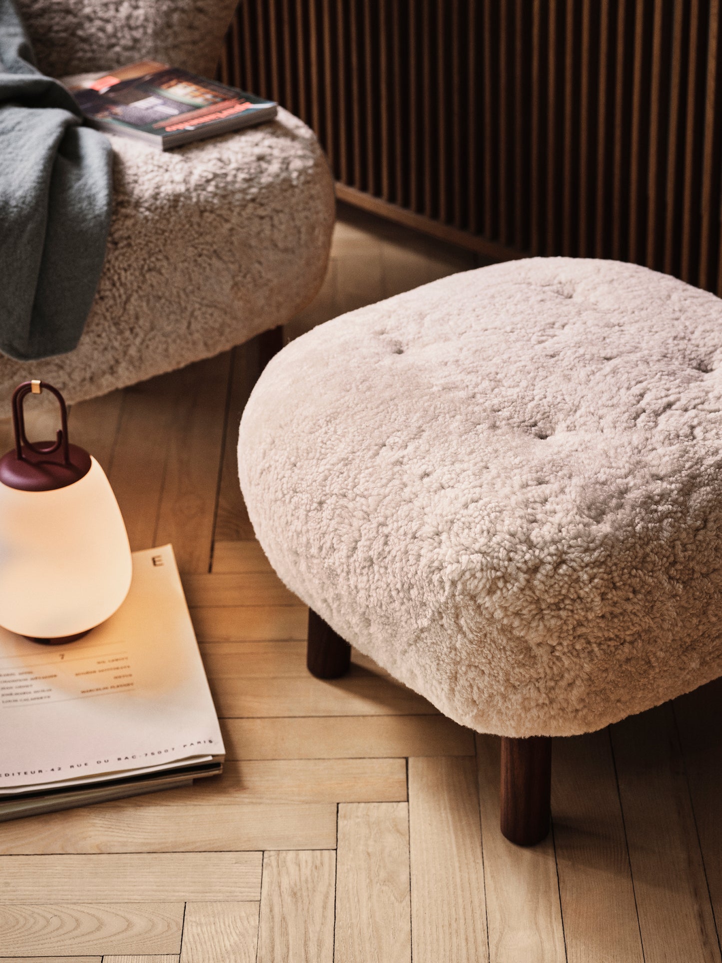 &Tradition Pouf ATD1 -rahi Moonlight lampaantalja/pähkinä