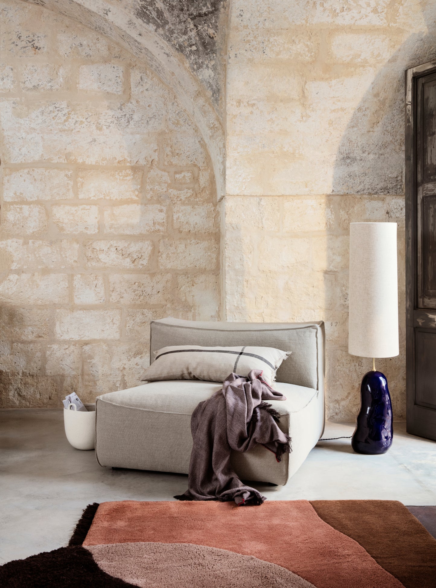 Ferm Living Hebe jalka L tummansininen