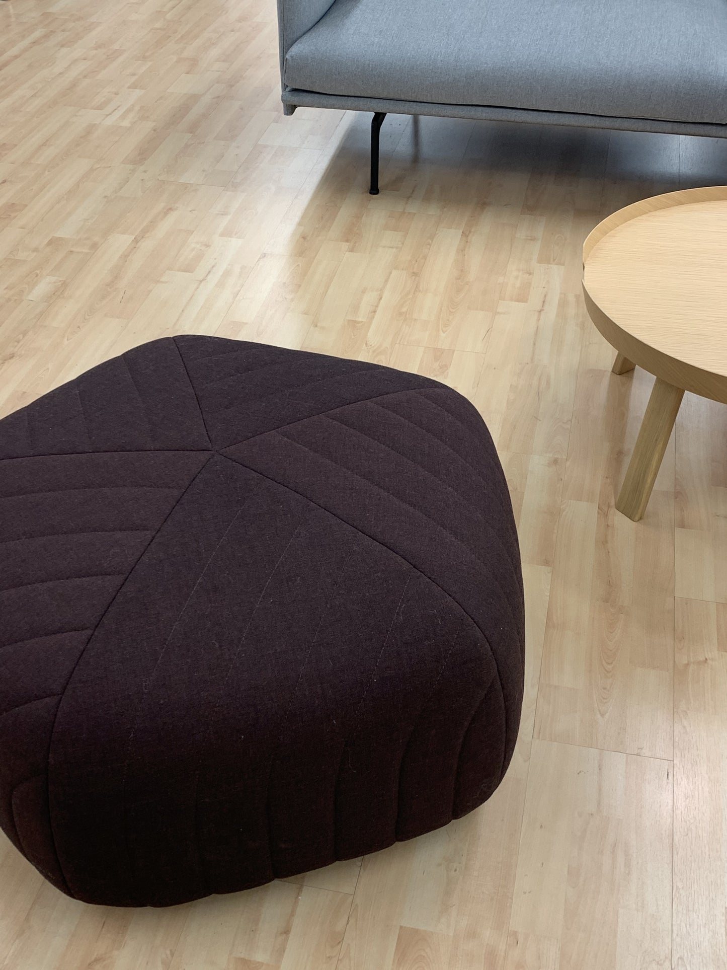 Muuto Five Pouf rahi burgundinpunainen (Myymälämalli)