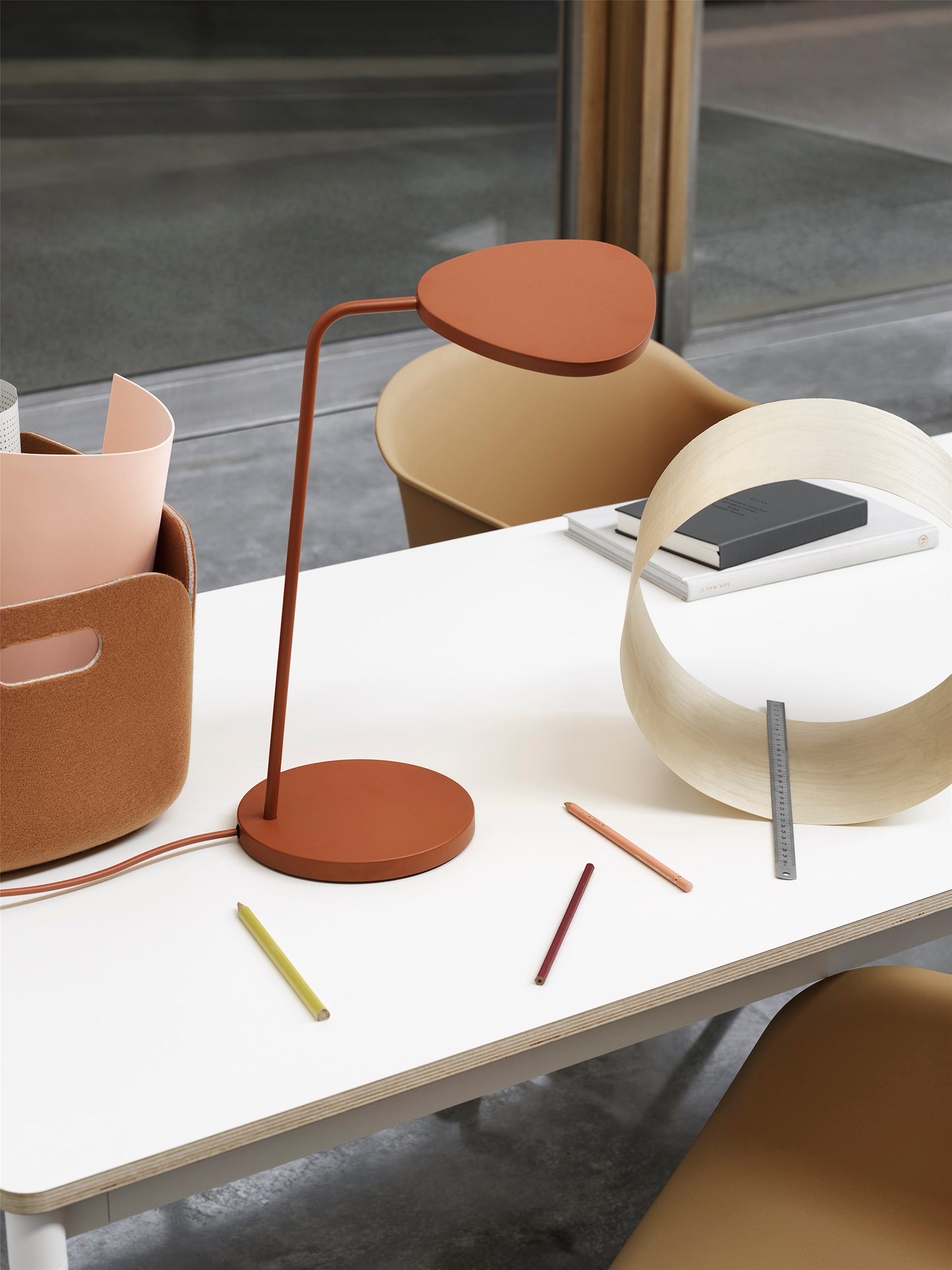 Muuto Leaf pöytävalaisin kuparinruskea