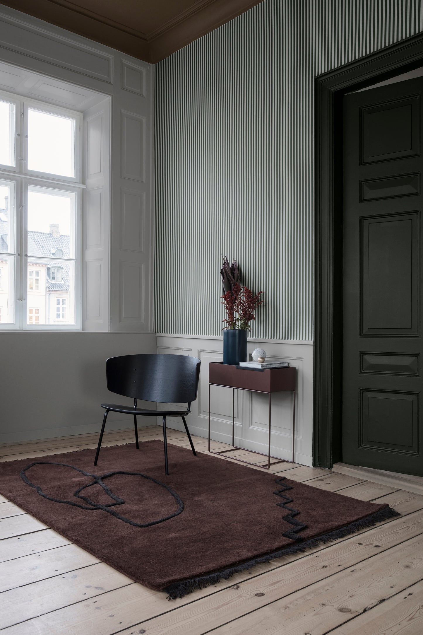 Ferm Living Plant box tummanharmaa