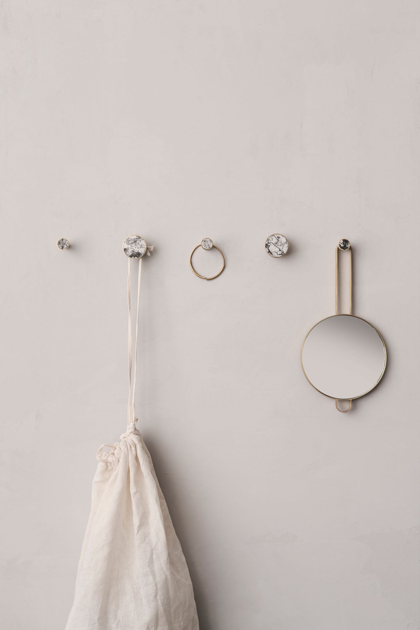 Ferm Living Hook Stone ripustin marmori/messinki pieni