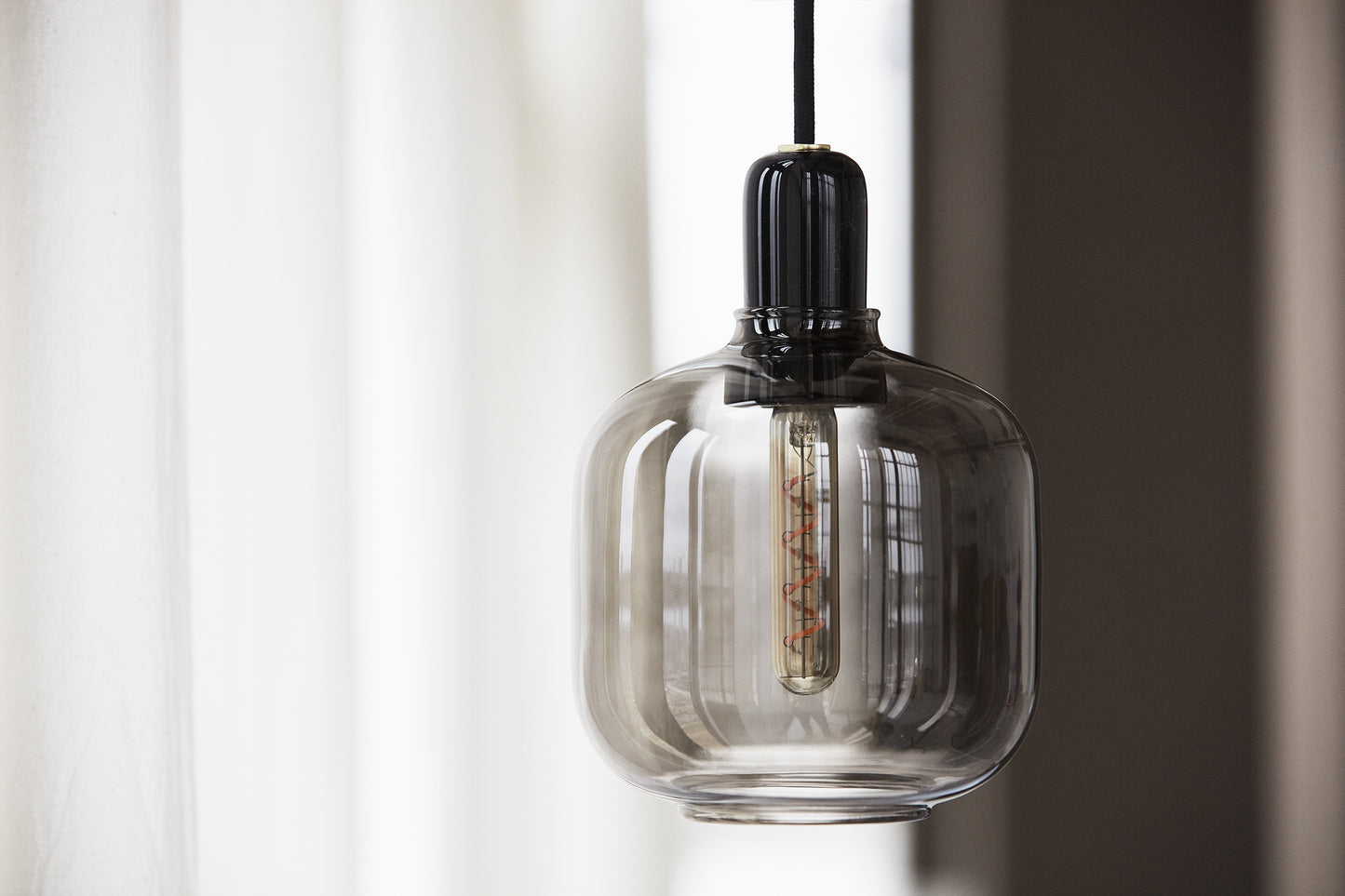 Normann Copenhagen Amp valaisin pieni savunharmaa/musta