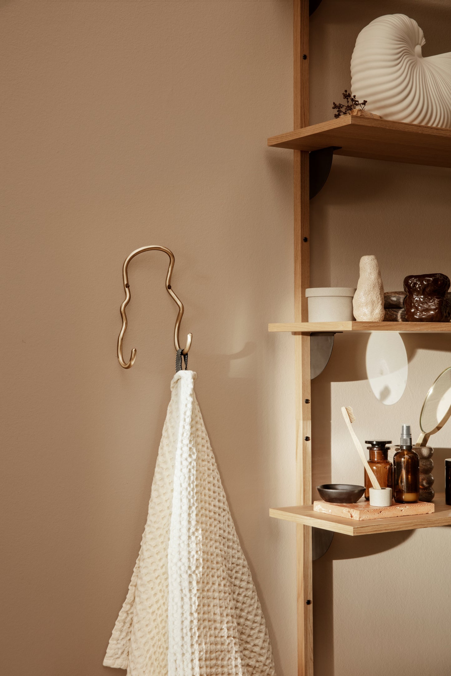 Ferm Living Curvature naulakko messinki
