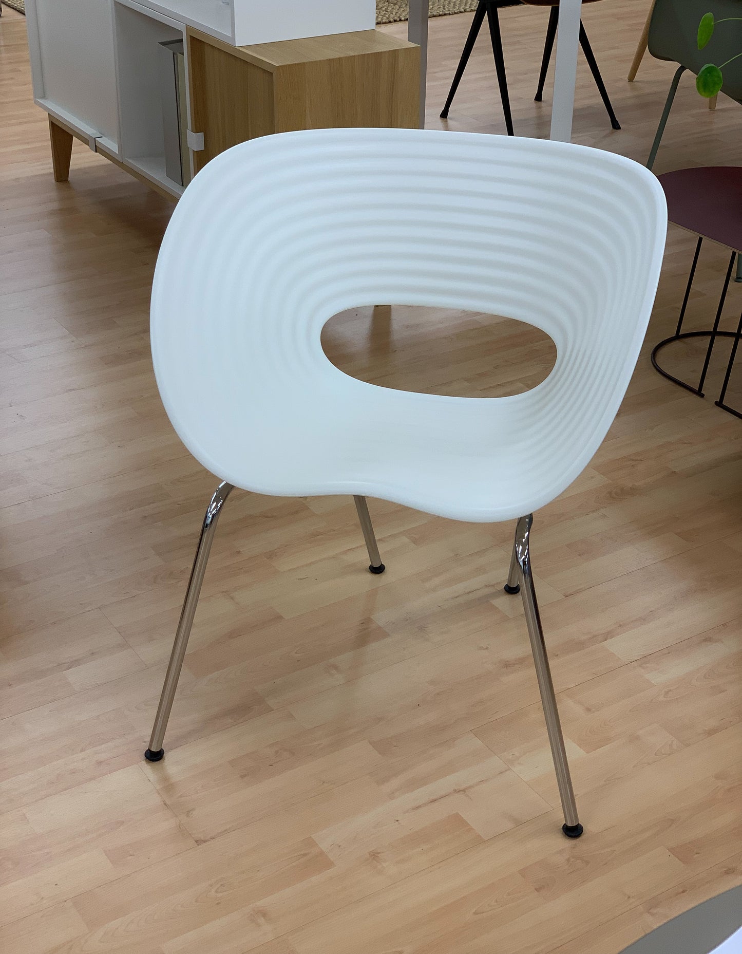 Vitra Tom Vac tuoli valkoinen (Myymälämalli)