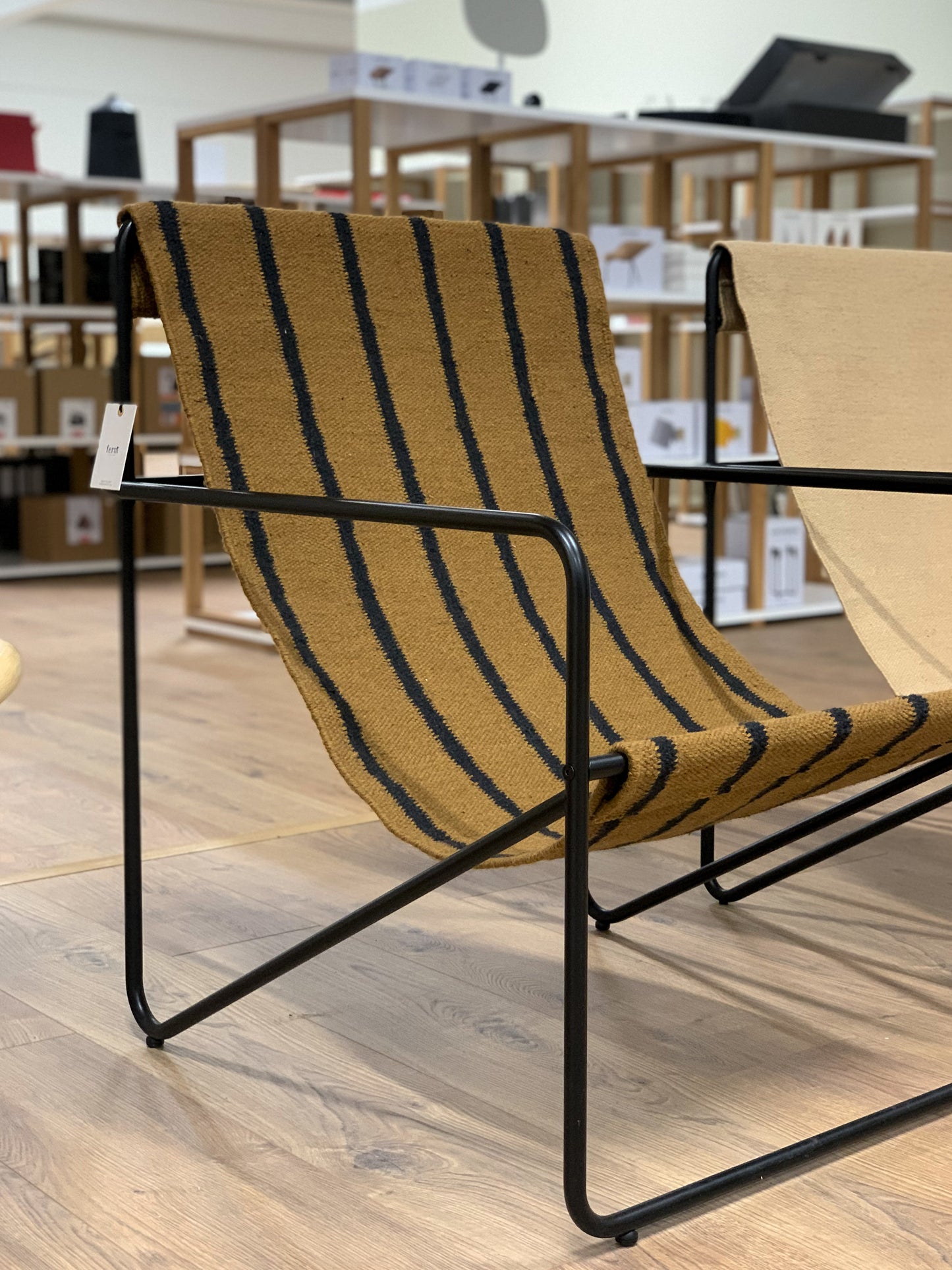 Ferm Living Desert lepotuoli musta/stripe (Myymälämalli)