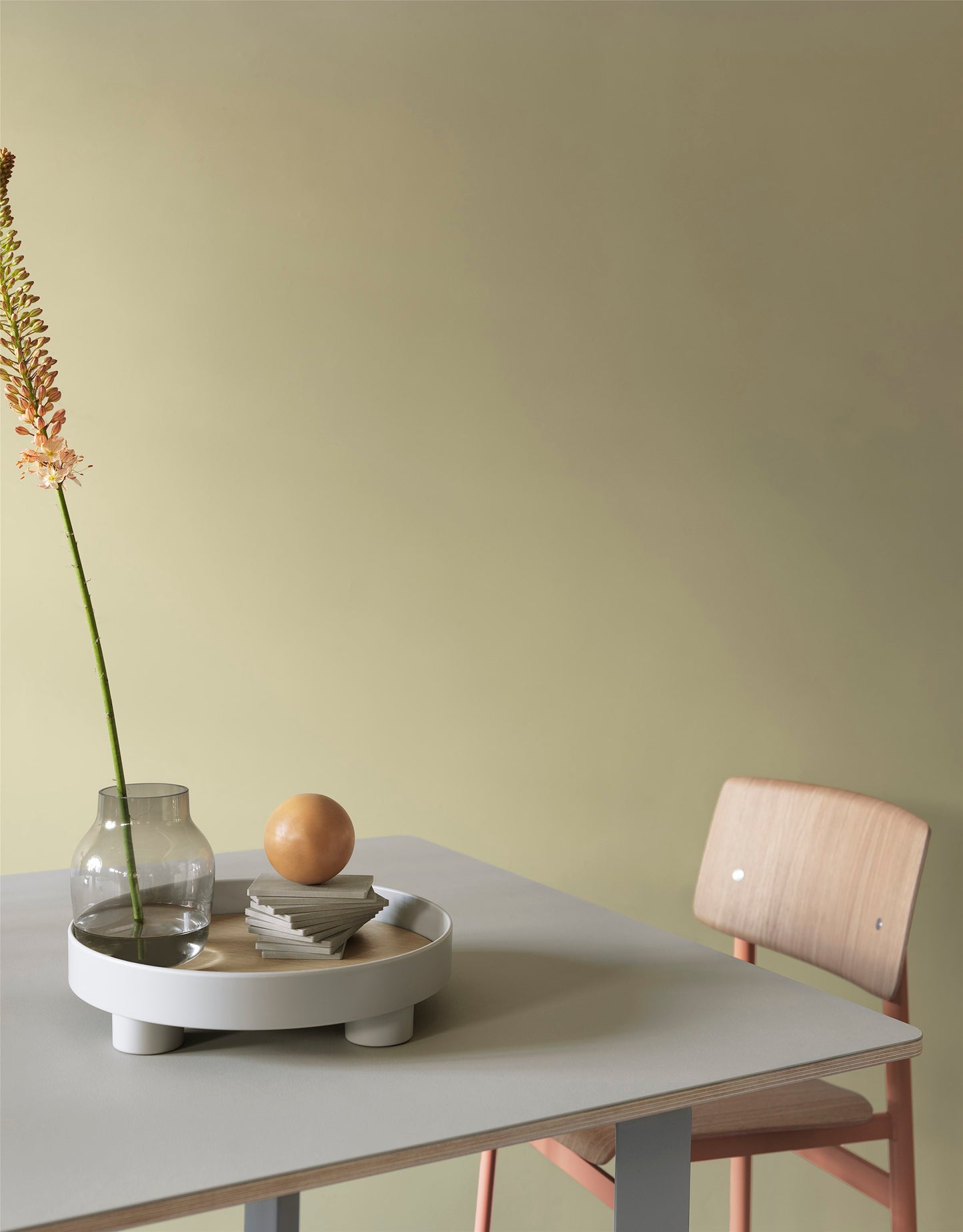 Muuto Platform tarjotin harmaa