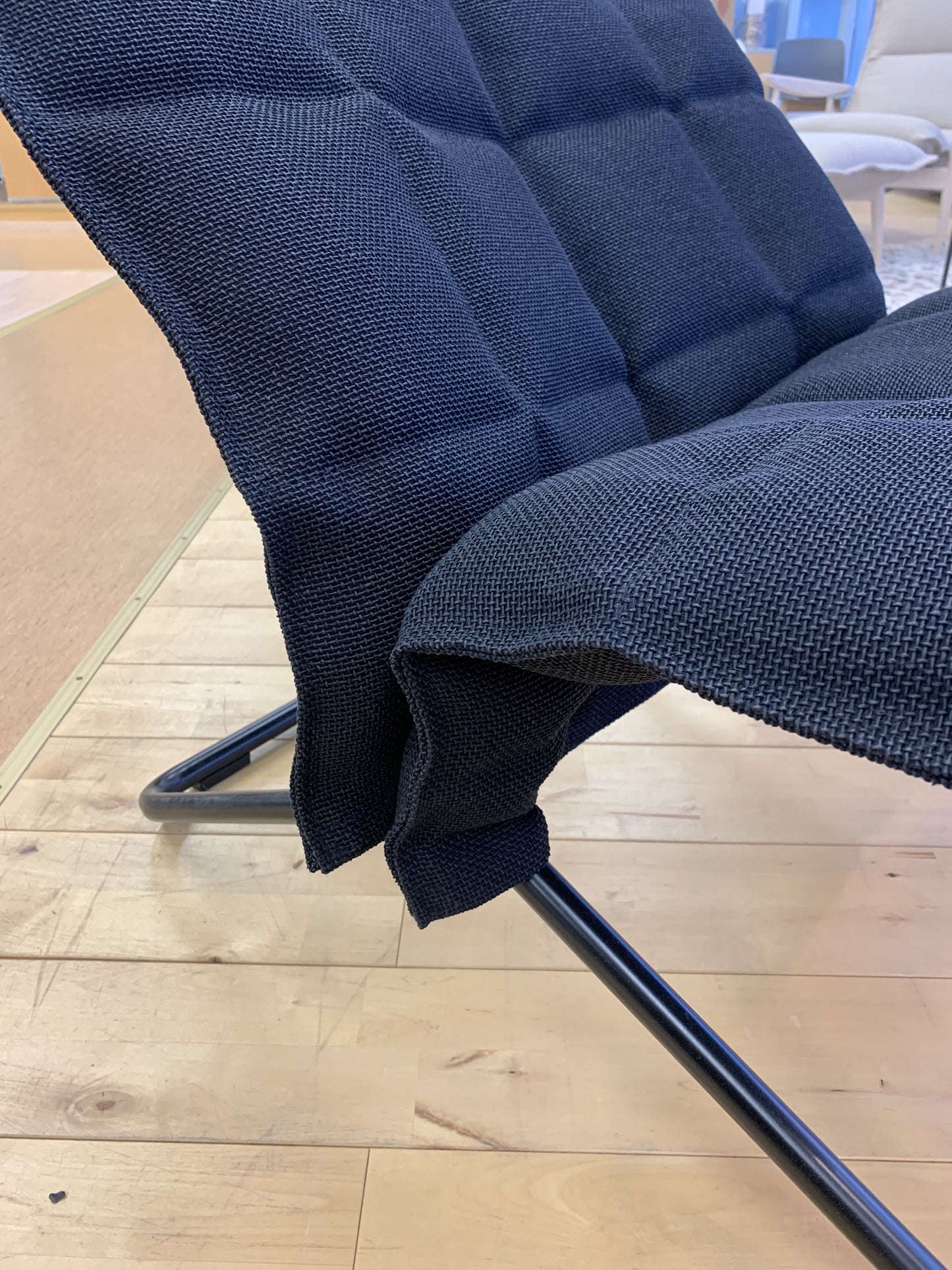Woodnotes K-tuoli kapea putkijaloilla musta (Myymälämalli)