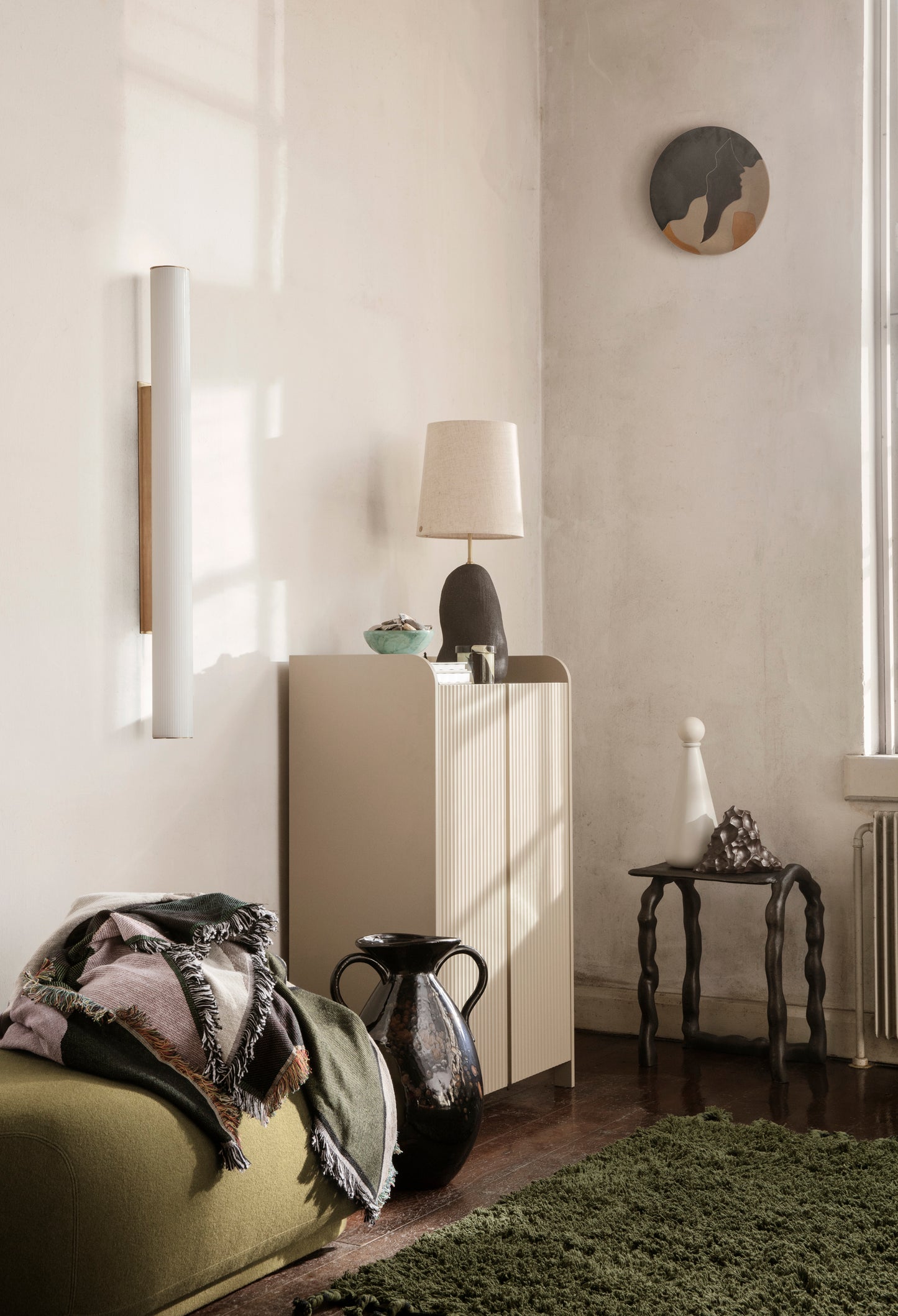 Ferm Living Hebe jalka M tummanharmaa