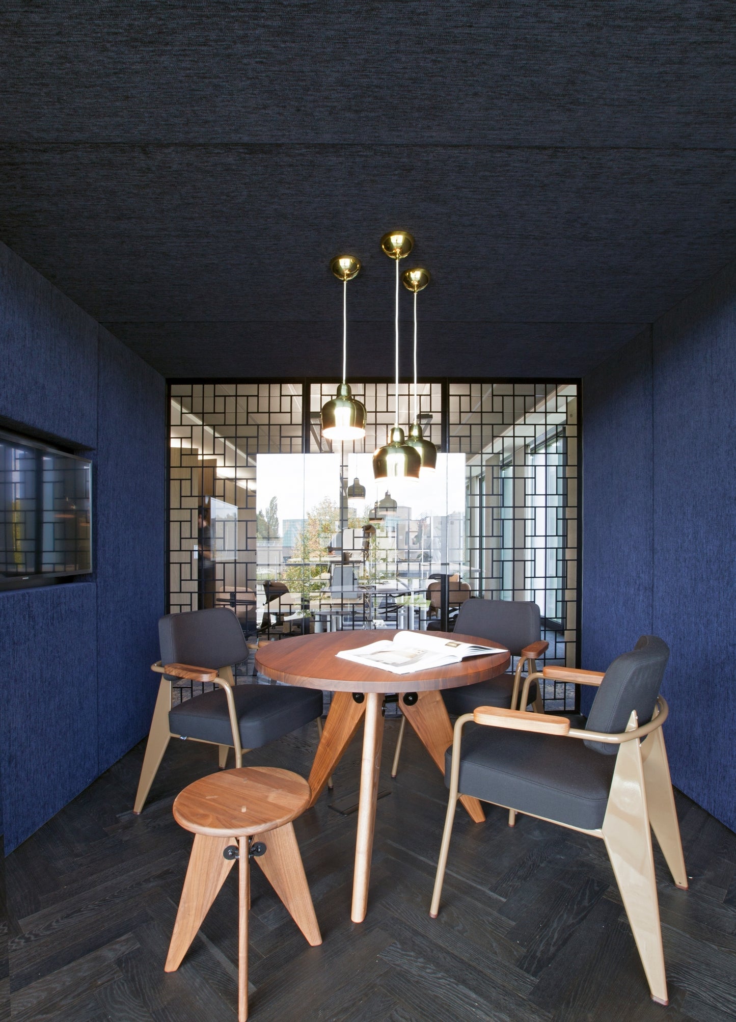 Vitra Guéridon pöytä Ø105 öljytty pähkinä
