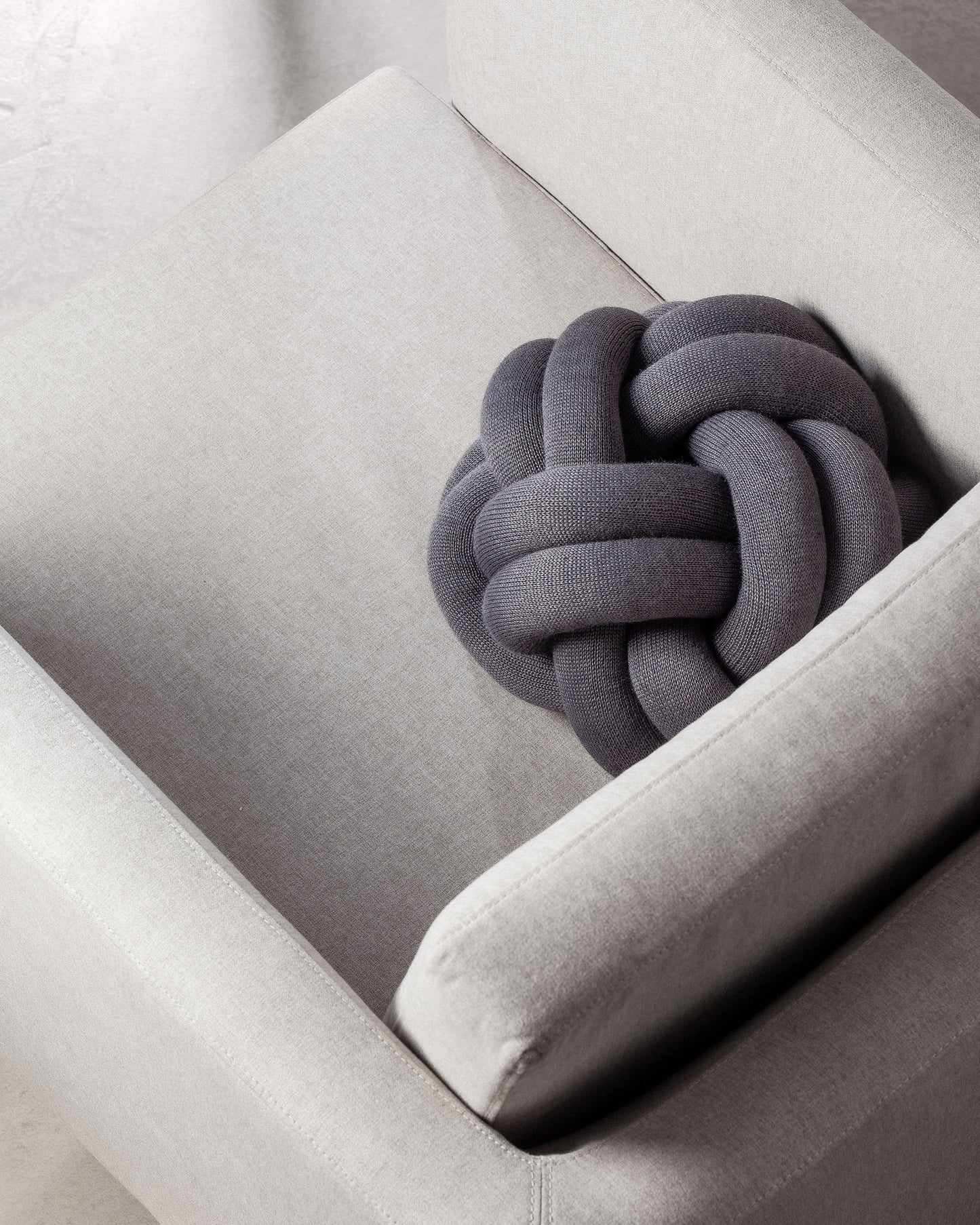 Design House Stockholm Knot tyyny tummanharmaa