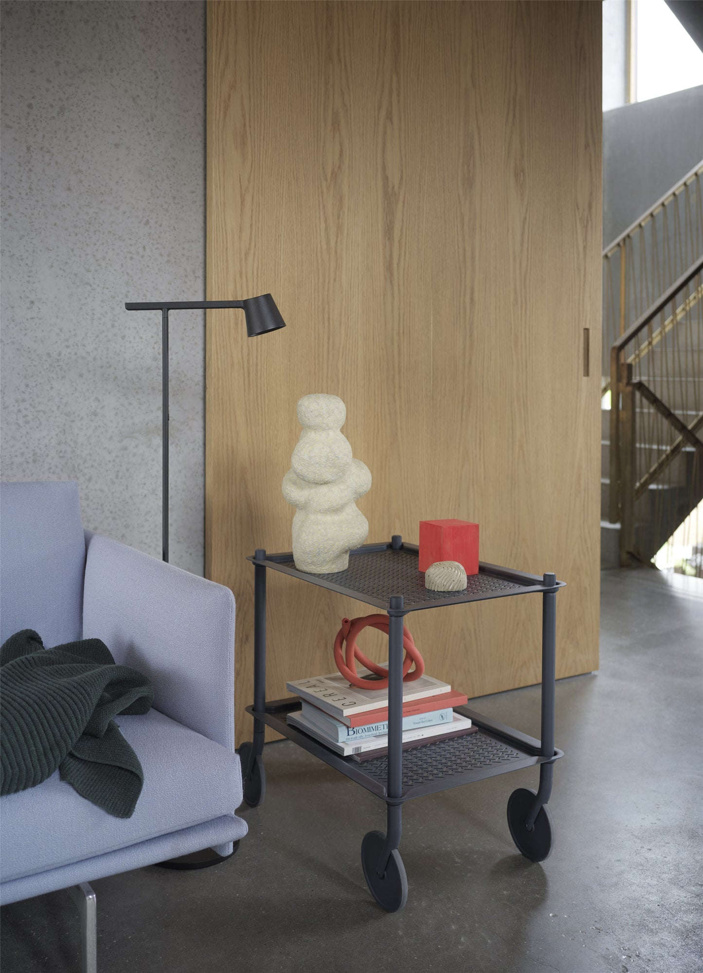 Muuto Flow pieni tarjoiluvaunu siniharmaa