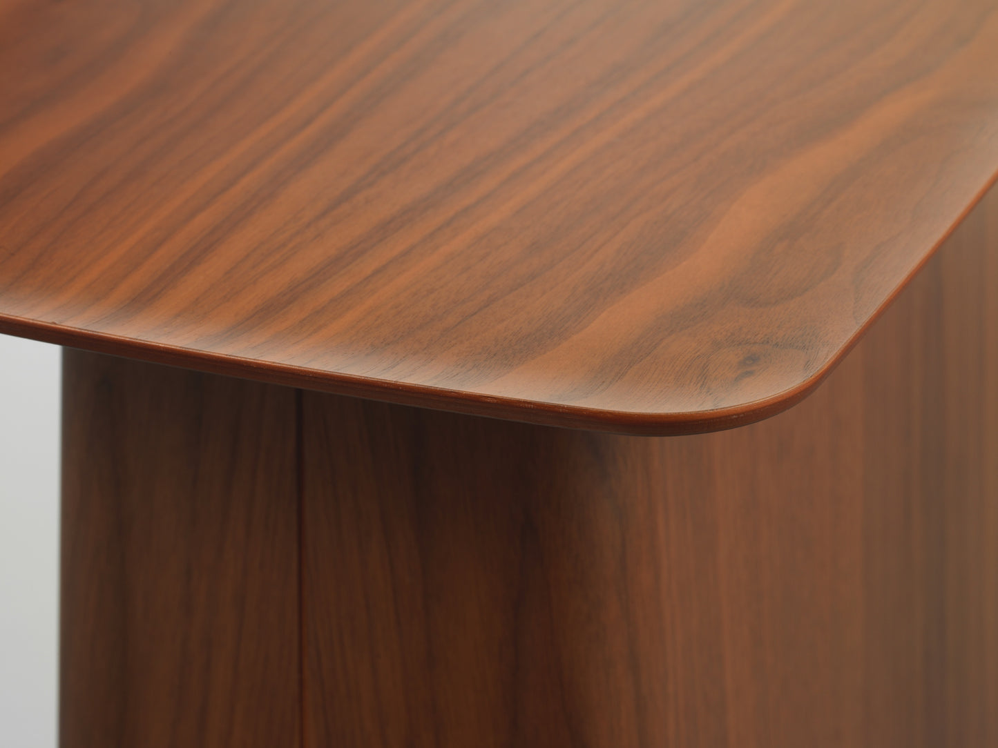 Vitra Wooden Side Table iso pähkinä