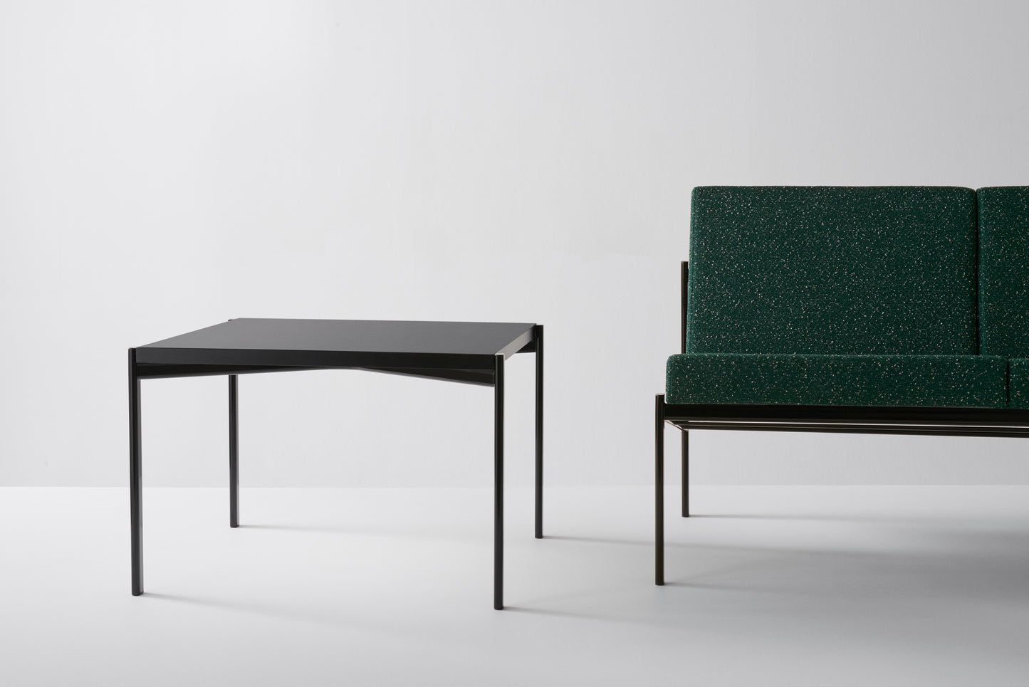 Artek Kiki sivupöytä 60x60 musta laminaatti