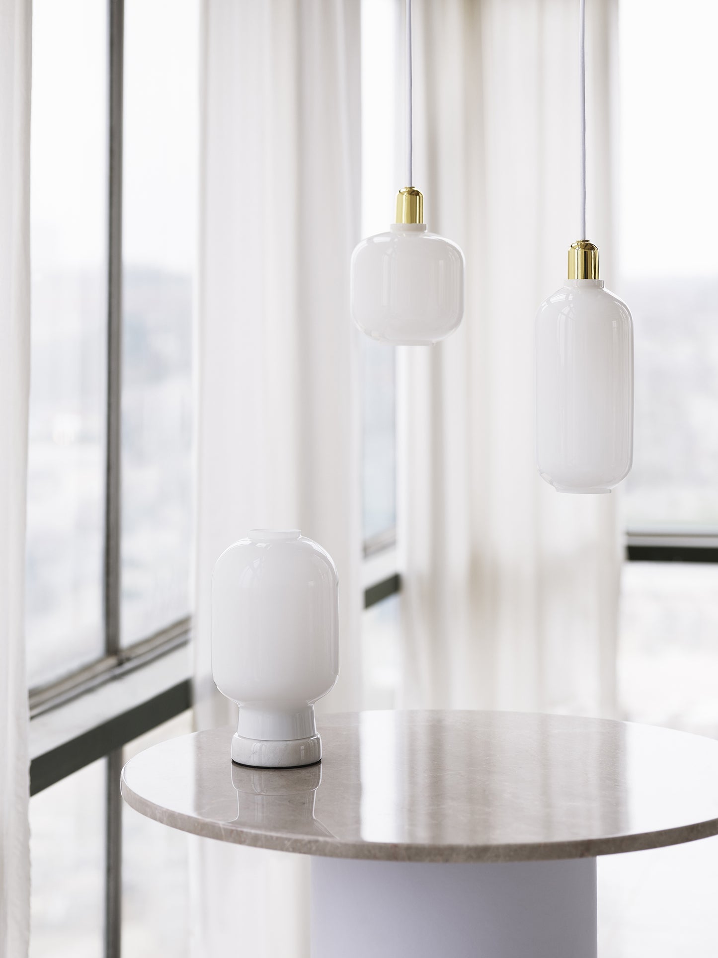 Normann Copenhagen Amp valaisin pieni messinki-valkoinen