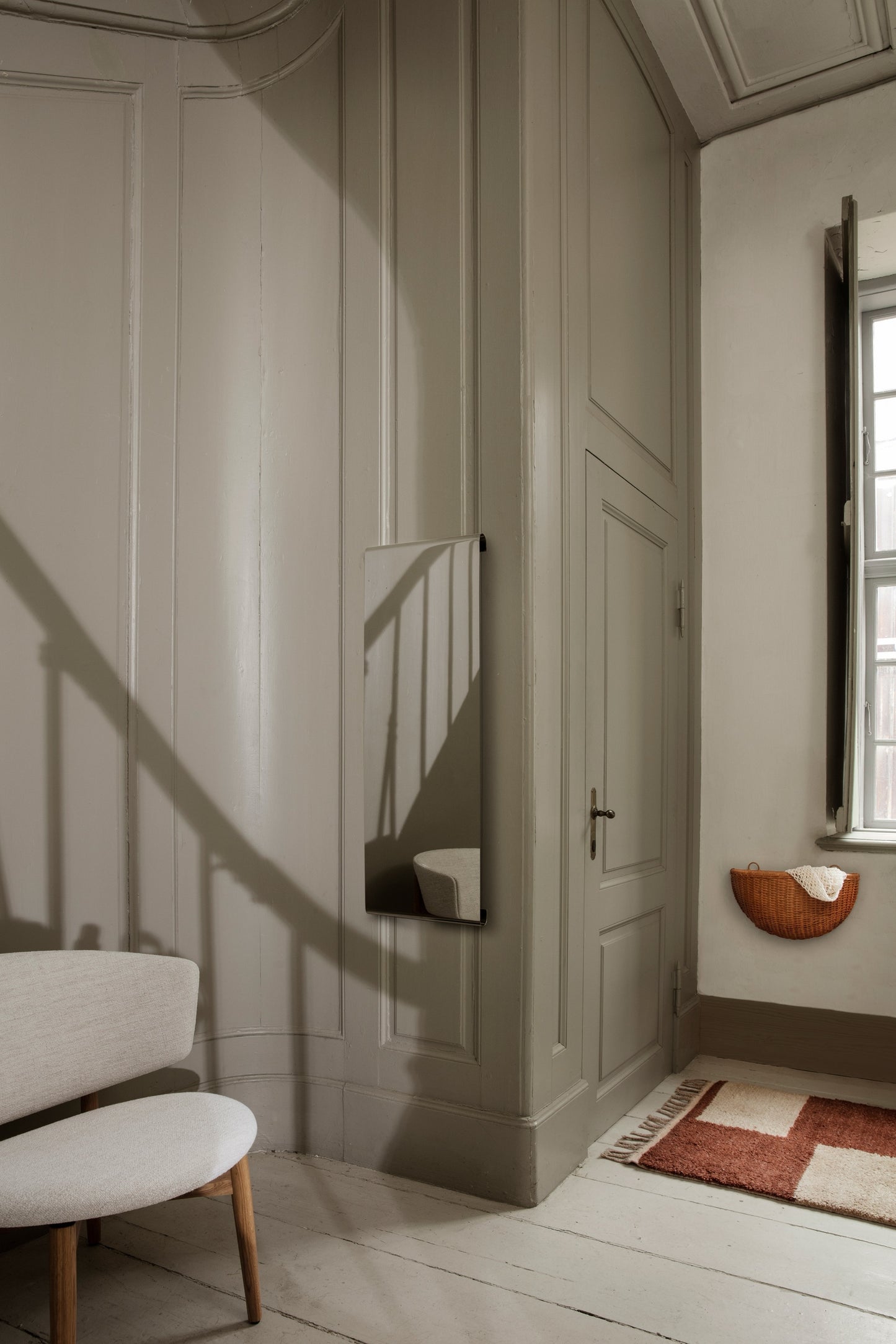 Ferm Living Herman lepotuoli tammi/valkoinen
