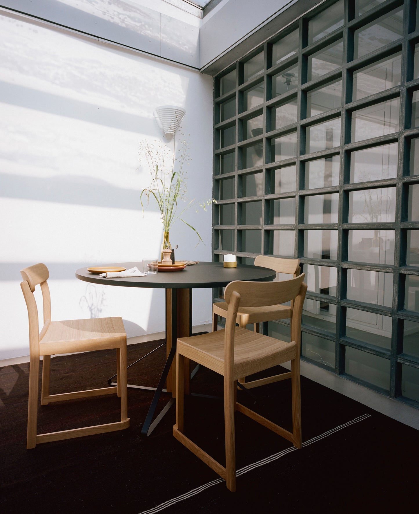 Artek Atelier tuoli maalattu musta