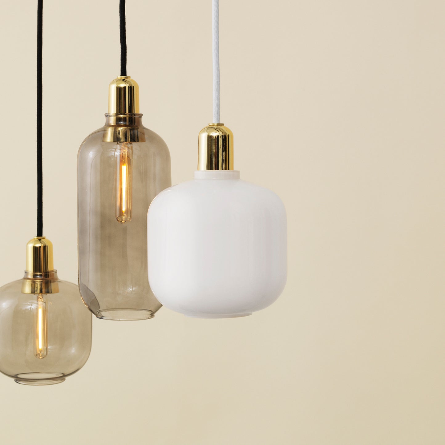 Normann Copenhagen Amp valaisin pieni messinki-valkoinen