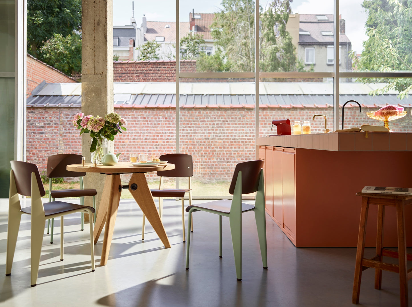 Vitra Guéridon pöytä Ø105 öljytty tammi