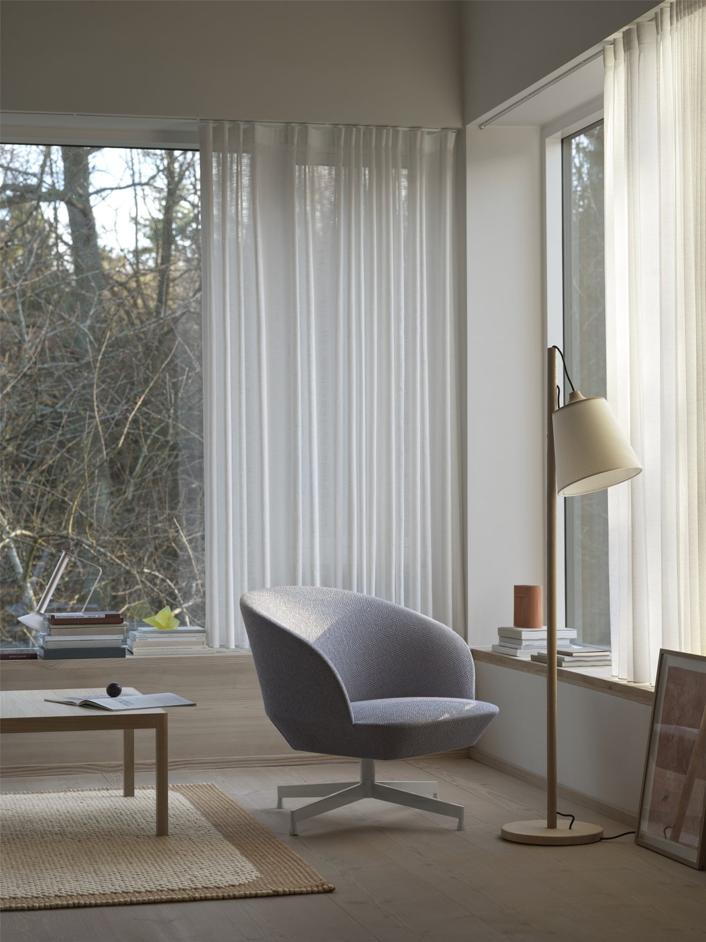 Muuto Pull lattiavalaisin valkoinen/öljytty tammi