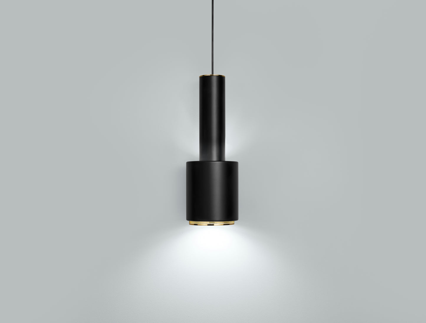 Artek A110 "Käsikranaatti" valaisin musta/messinki