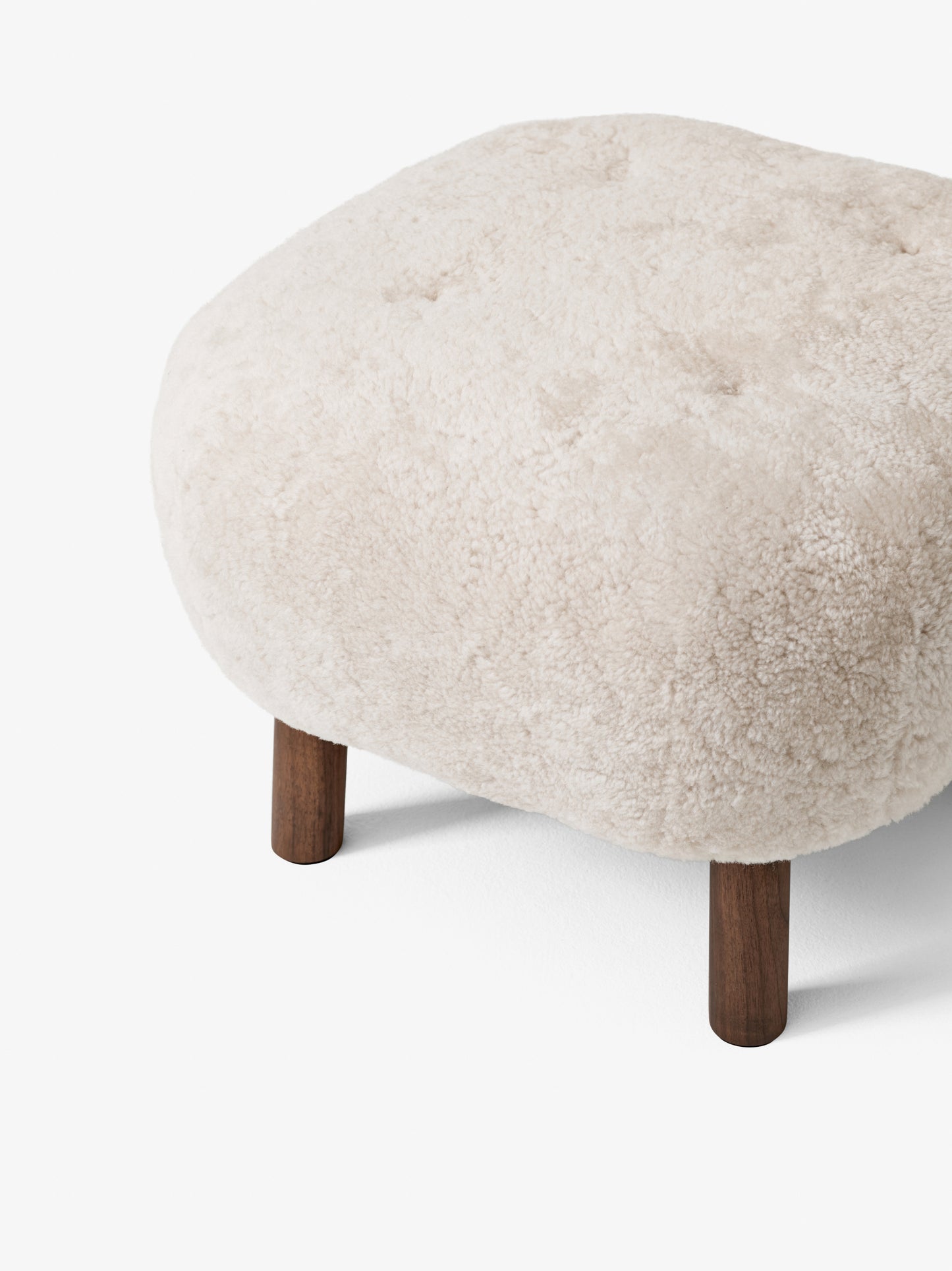 &Tradition Pouf  ATD1 -rahi Moonlight lampaantalja/pähkinä