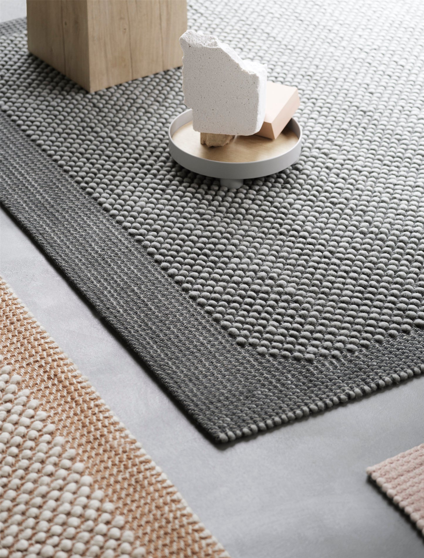Muuto Pebble matto 200x300 tummanharmaa