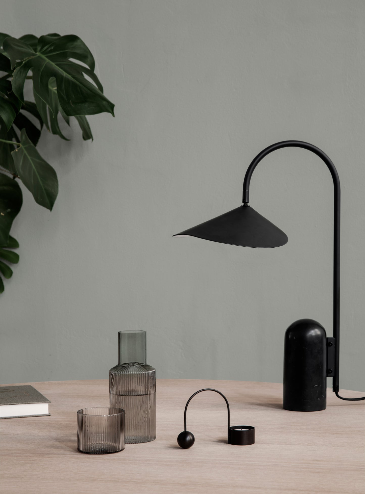 Ferm Living Balance tuikkukynttilänjalka musta