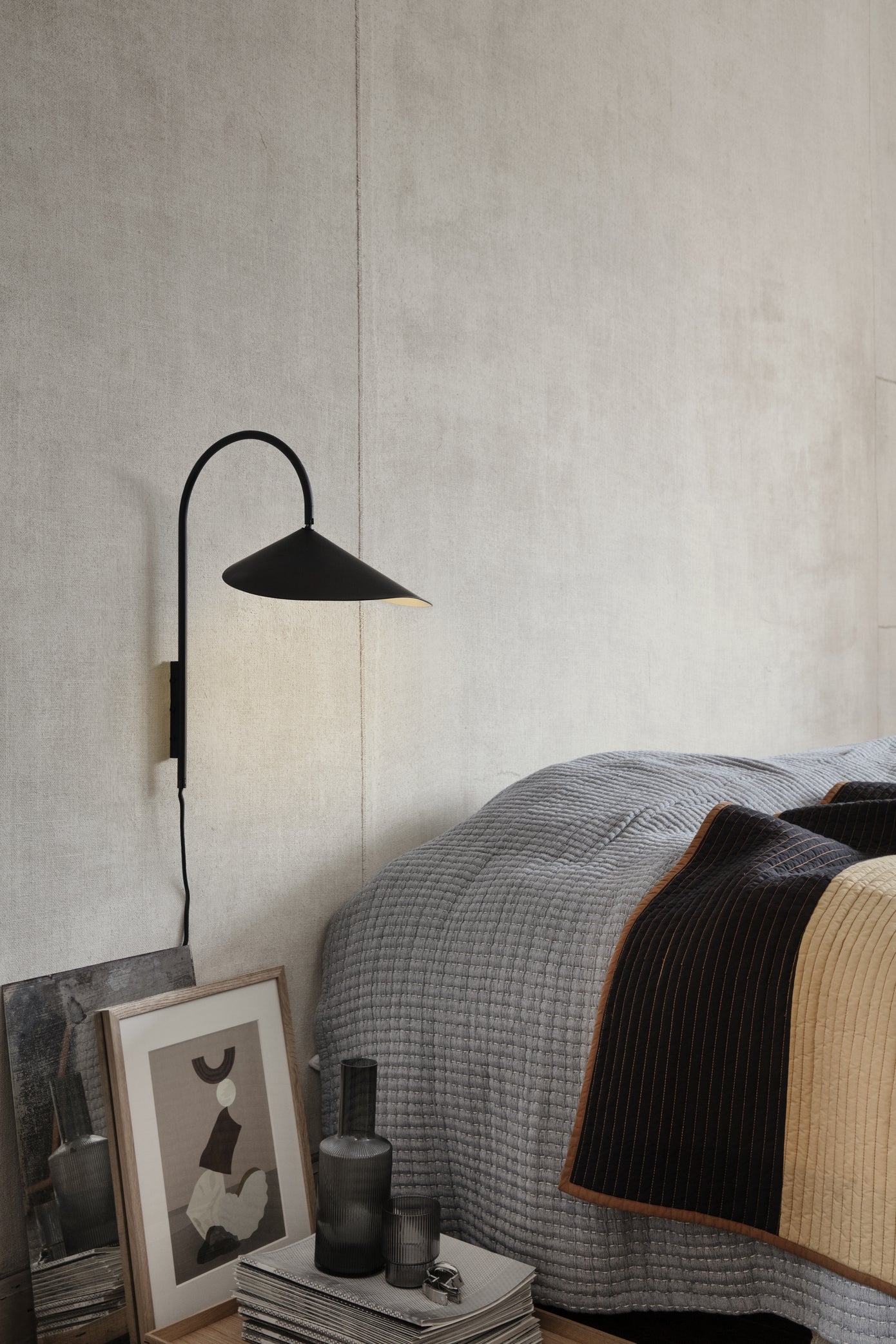 Ferm Living Arum seinävalaisin musta