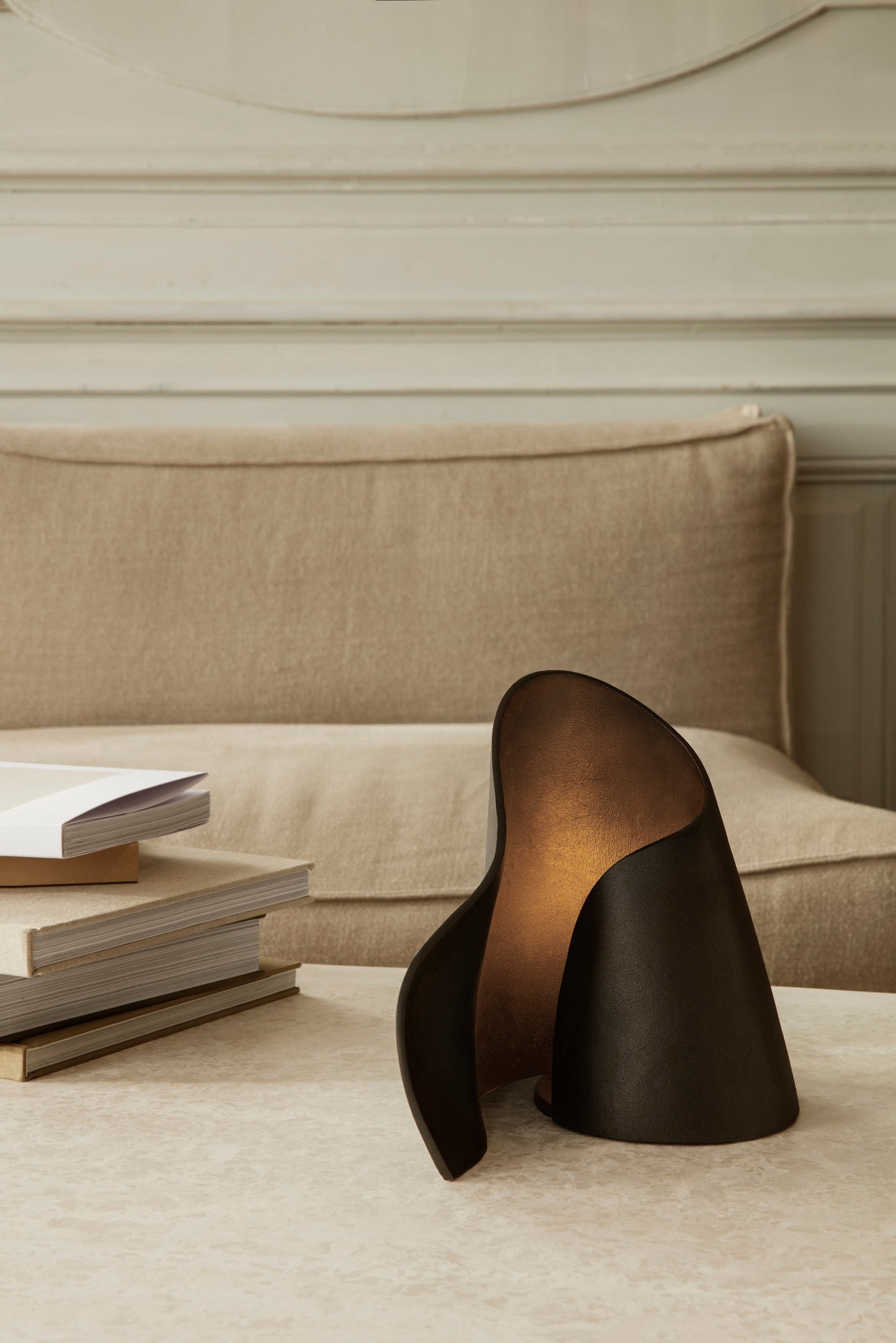 Ferm Living Oyster pöytävalaisin musta