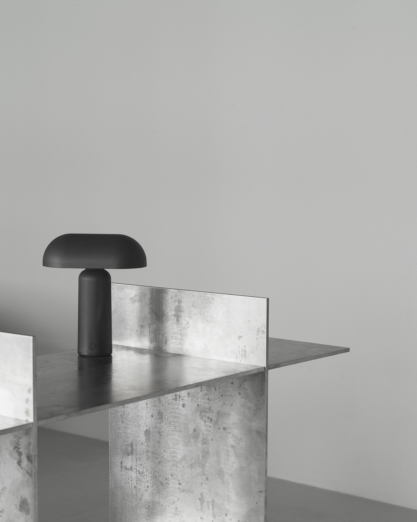 Normann Copenhagen Porta pöytävalaisin musta