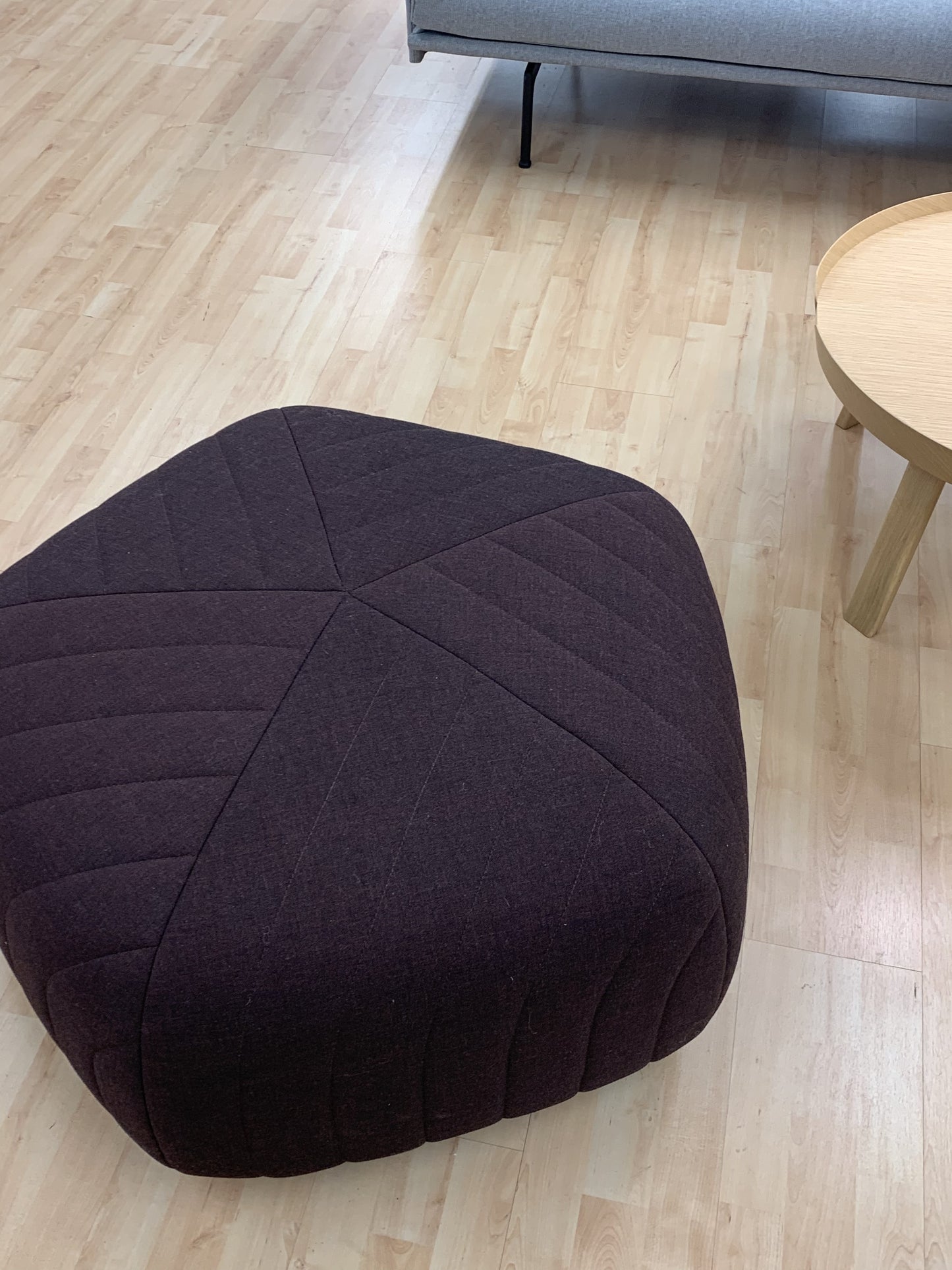 Muuto Five Pouf rahi burgundinpunainen (Myymälämalli)