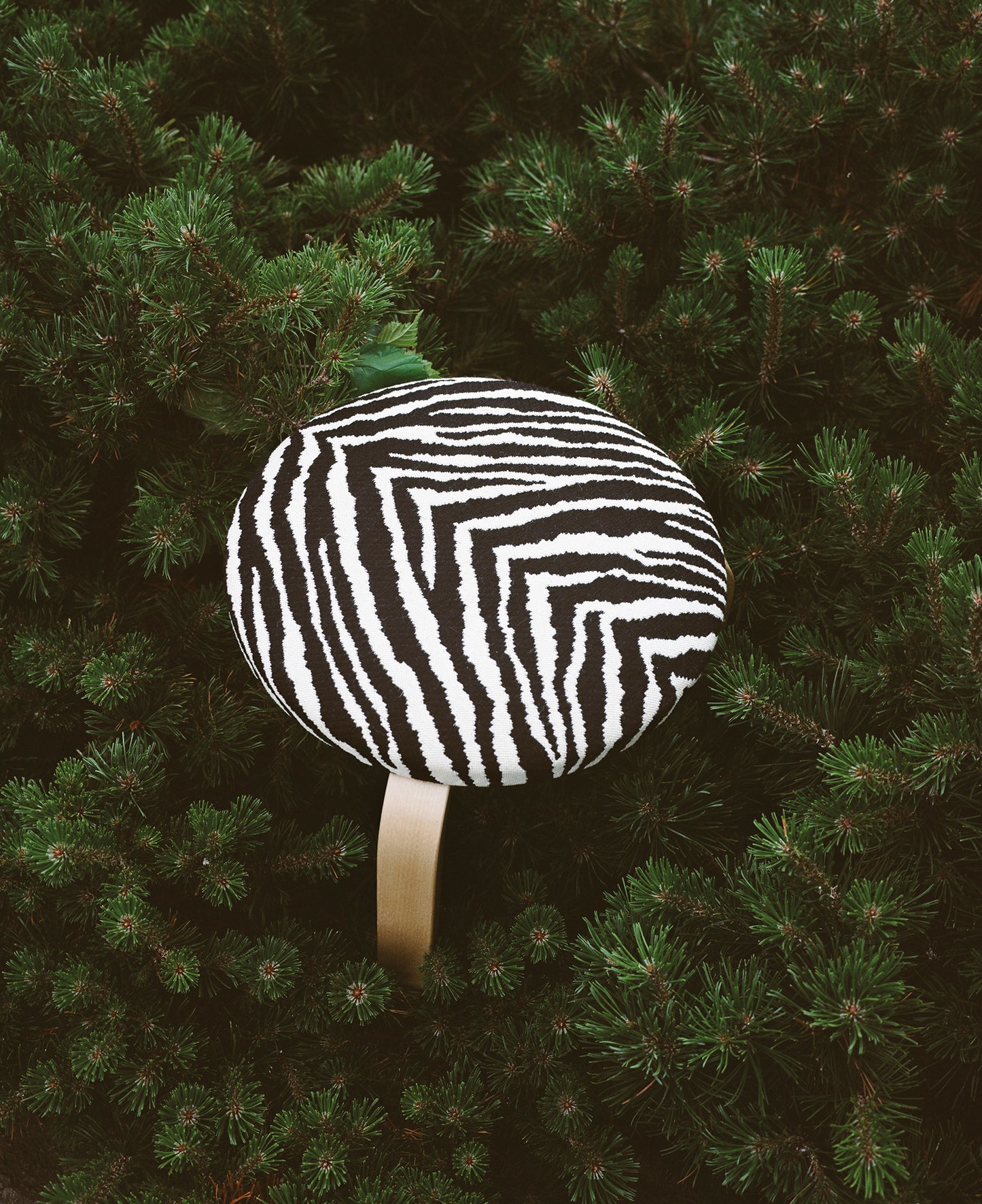 Artek 60 jakkara Zebra-verhoilu koivu