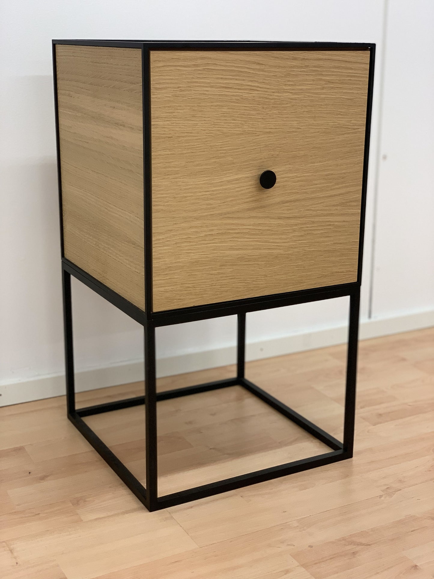 By Lassen Frame 35 moduuli ovella+jalusta tammi/musta (Myymälämalli)