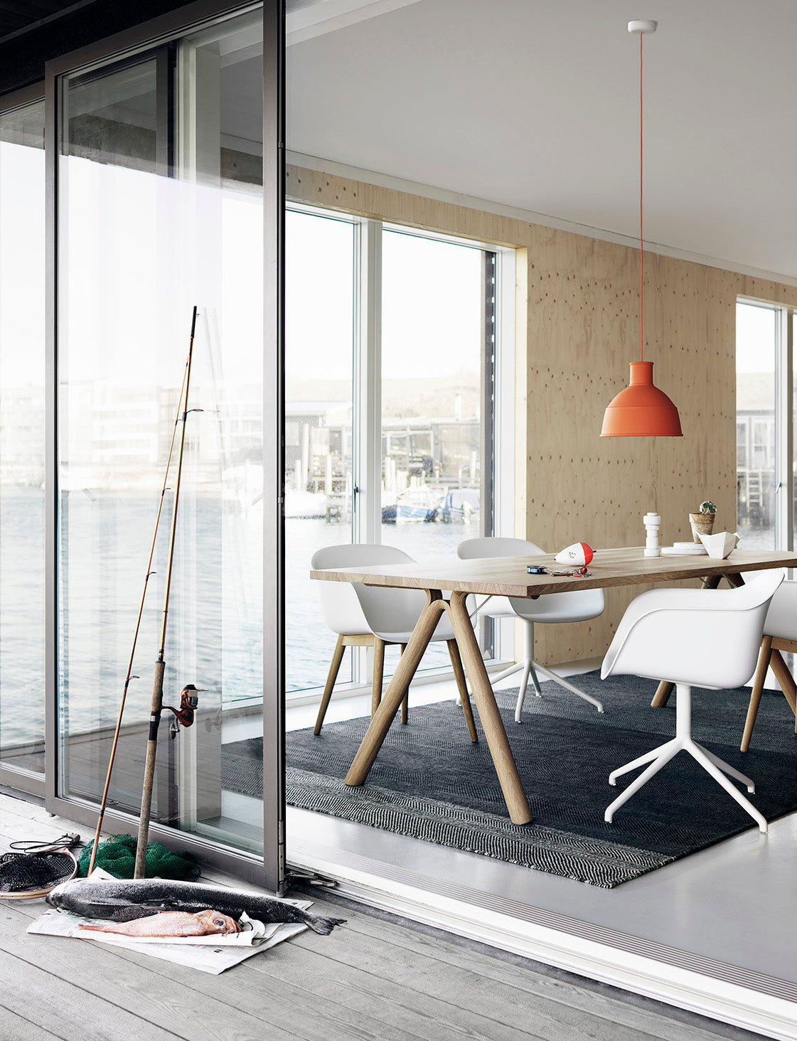 Muuto Fiber tuoli käsinojilla, pyörivä, valkoinen