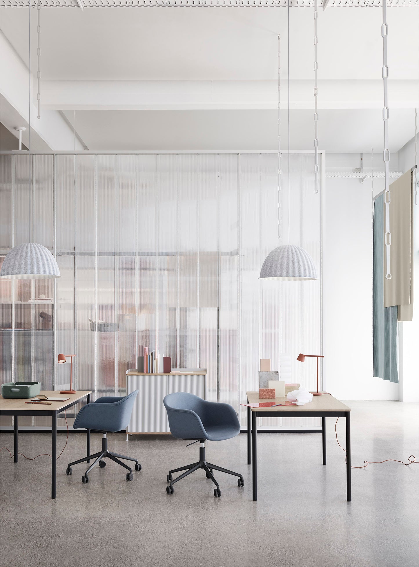 Muuto Fiber tuoli käsinojilla, rullilla, Remix 133