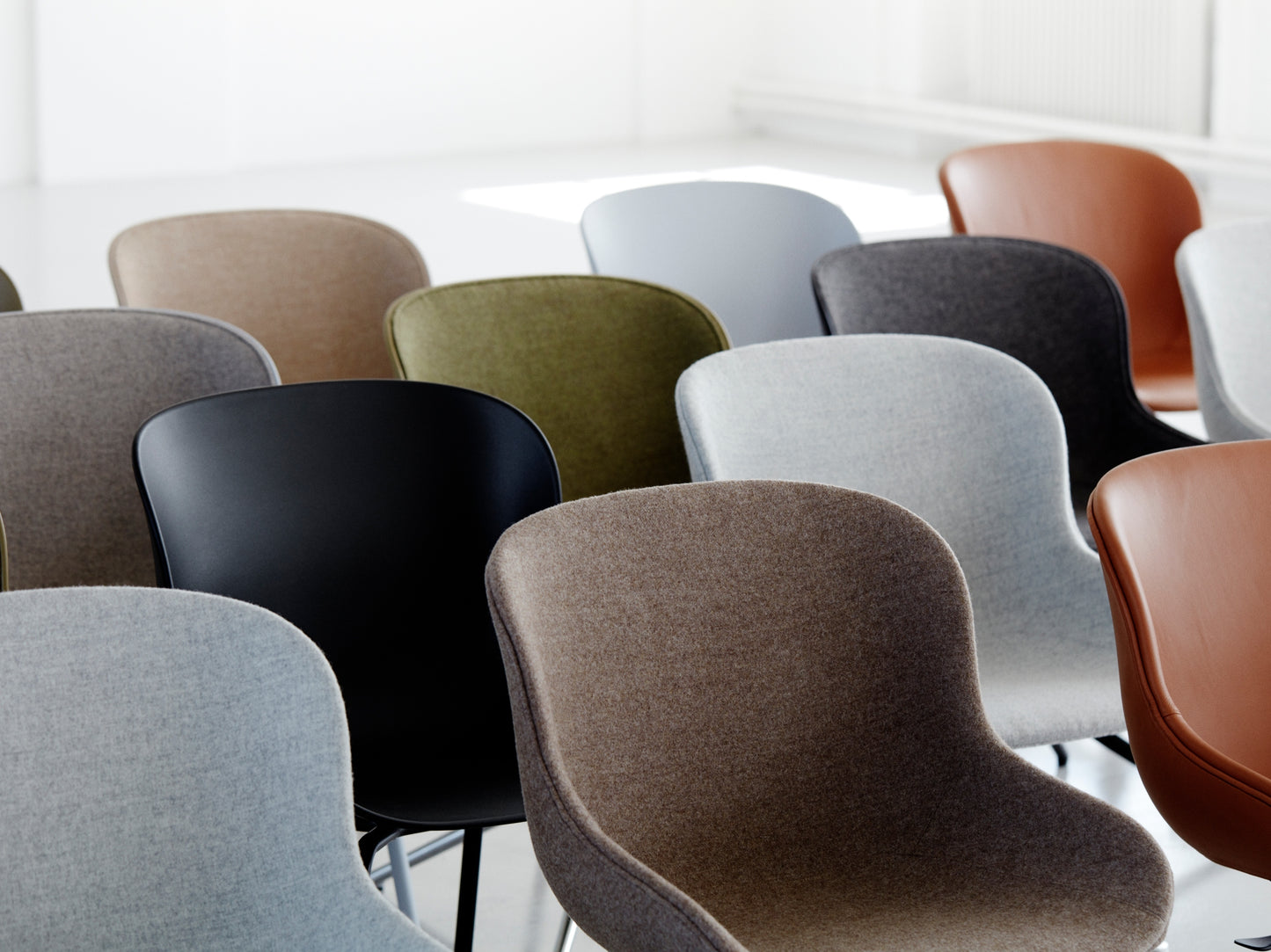 Normann Copenhagen Hyg tuoli musta